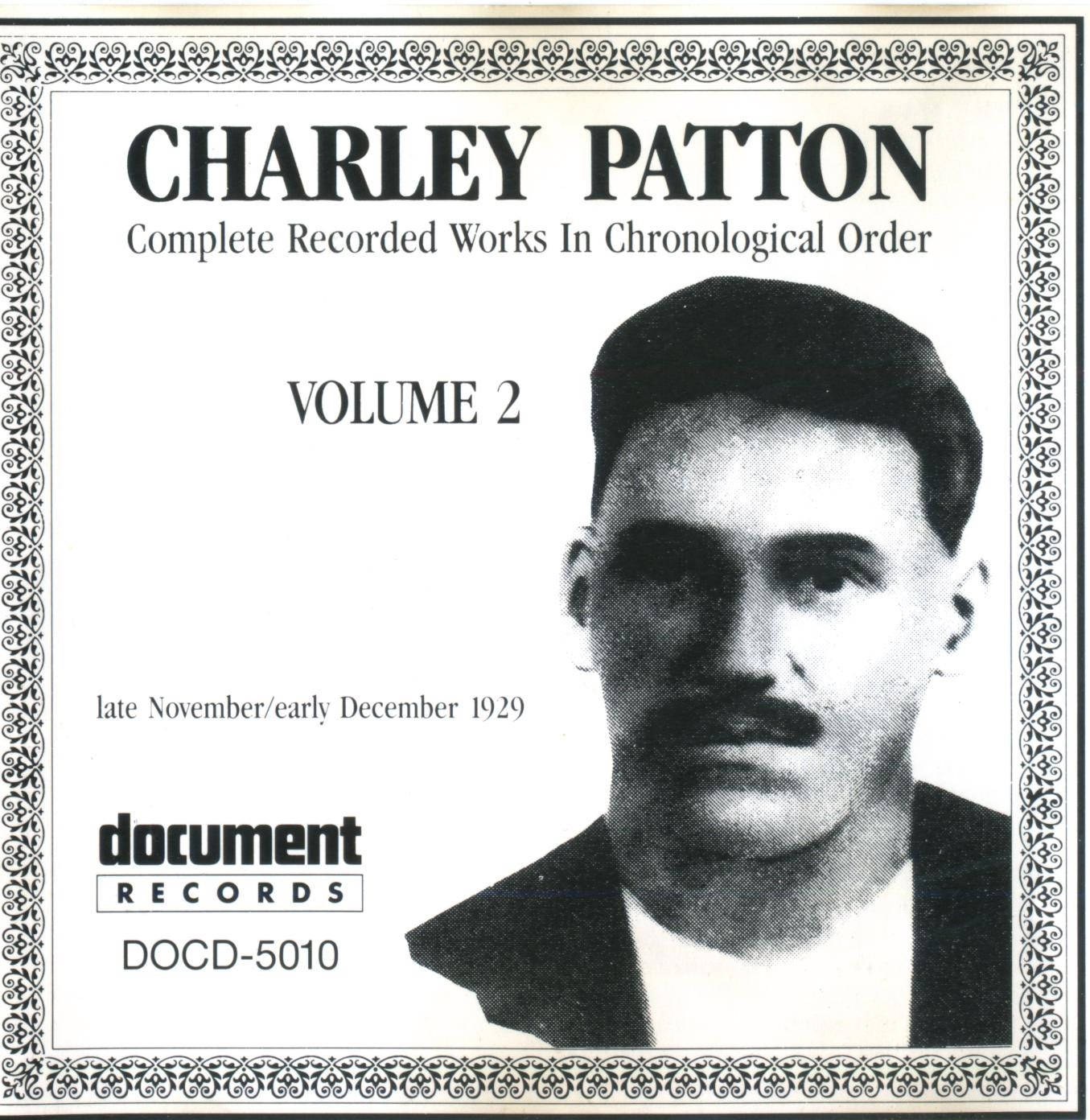 查理·帕頓完整錄音作品集 壁紙 — 復古黑白專輯封面， featuring Charley Patton 的肖像，帶有華麗邊框和文字細節。