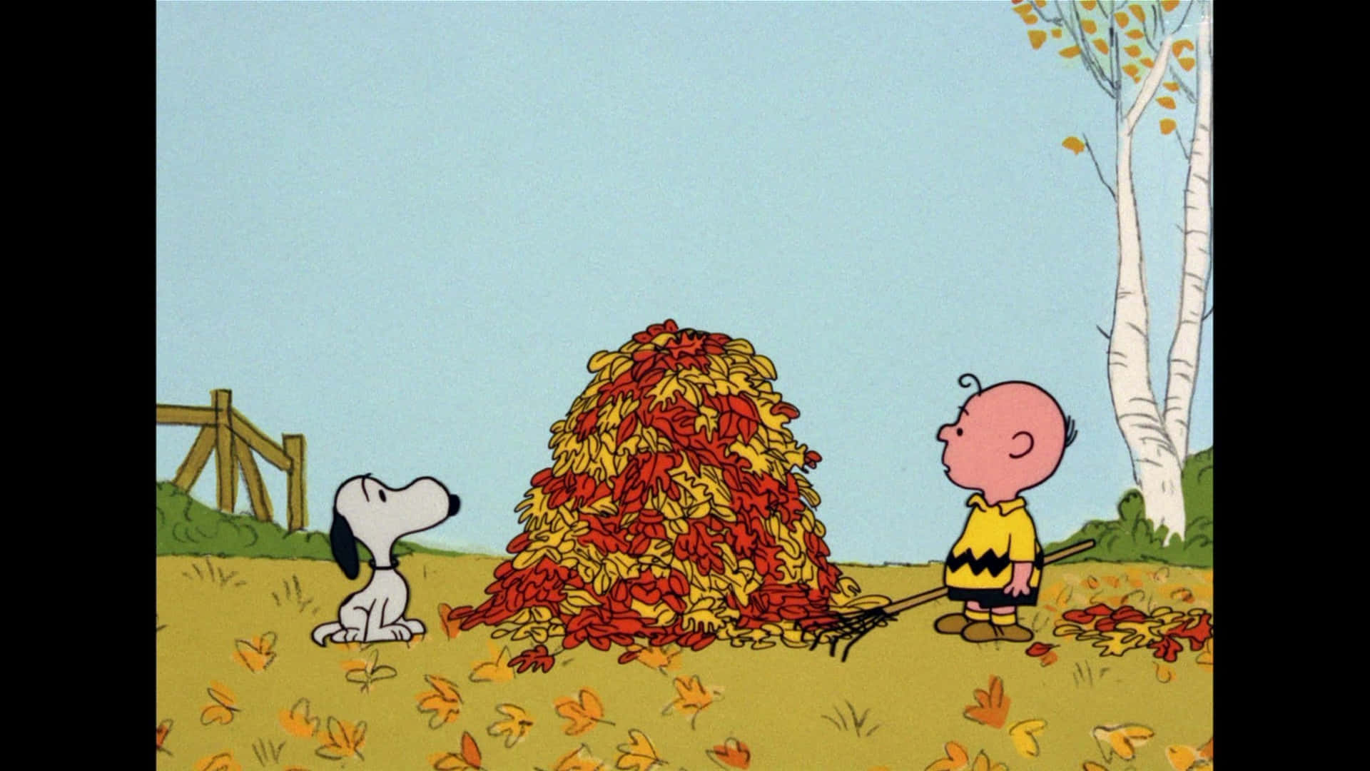 Snoopy Fall 桌布 壁紙 — 查理布朗和史努比在晴朗的藍天下凝視著一堆高聳的秋葉。