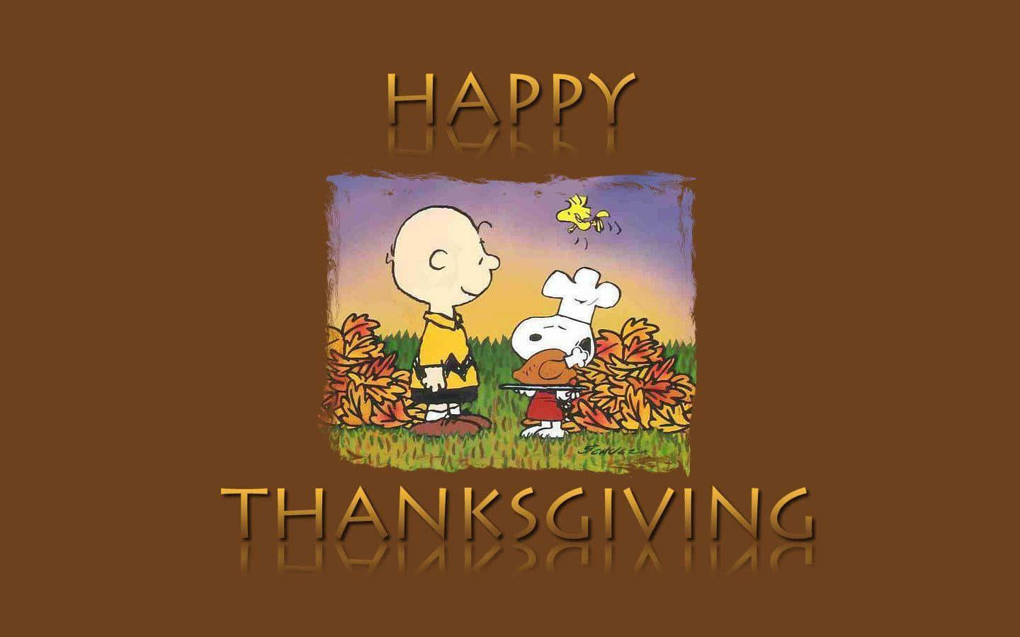 Happy Thanksgiving 桌布 壁紙 — 查理布朗和史努比在秋葉中，暮色天空下，一隻黃鳥在他們上方飛翔。