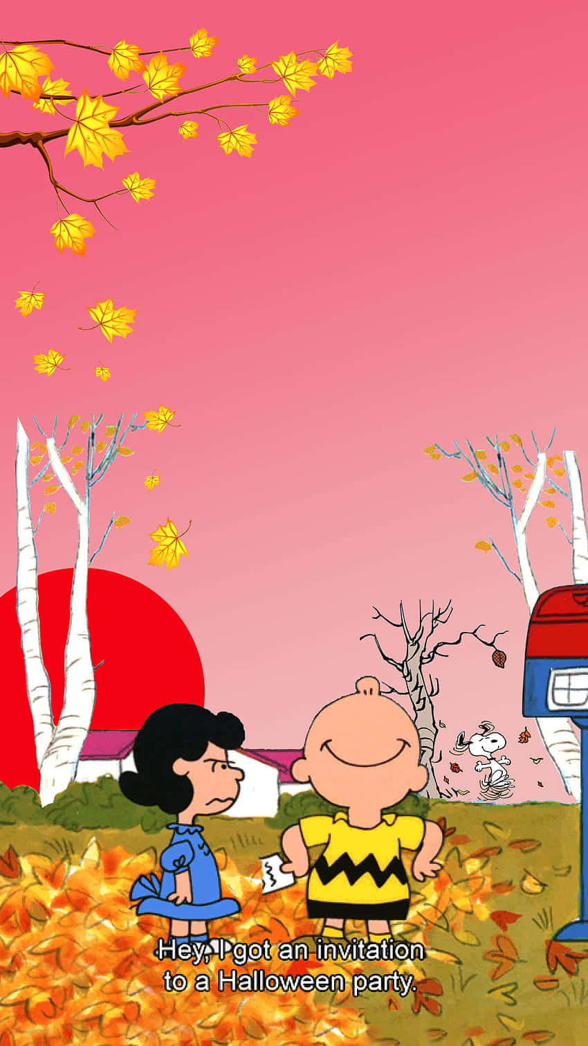 Snoopy Fall 桌布 壁紙 — 查理布朗和露西站在秋天的落葉中，粉紅色的天空下，黃葉飄落，紅日高掛。