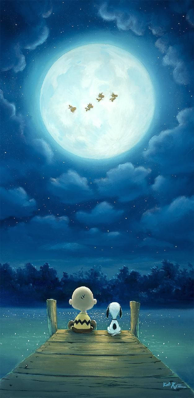 查理布朗月光時刻 壁紙 — 查理布朗和史努比坐在木碼頭上，在巨大的月亮下觀看飛鳥，背景是星空夜空。