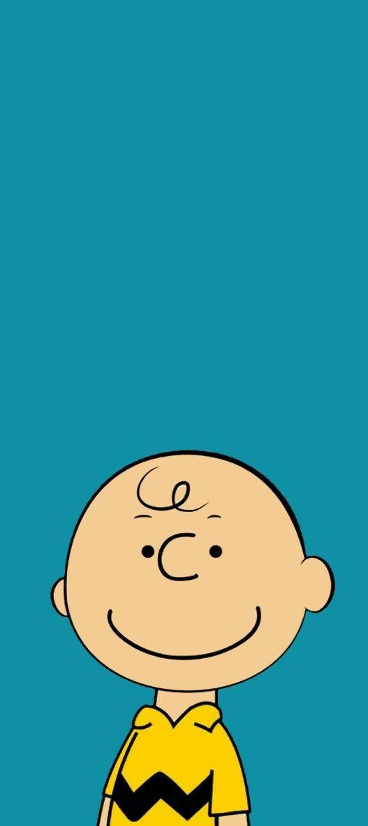 查理布朗青綠背景 壁紙 — 一個開心的卡通男孩，穿著黃色襯衫和黑色鋸齒紋，站在純青色背景前。