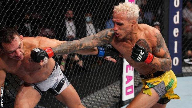 兩名男性MMA拳手在比賽期間身處鐵籠內。