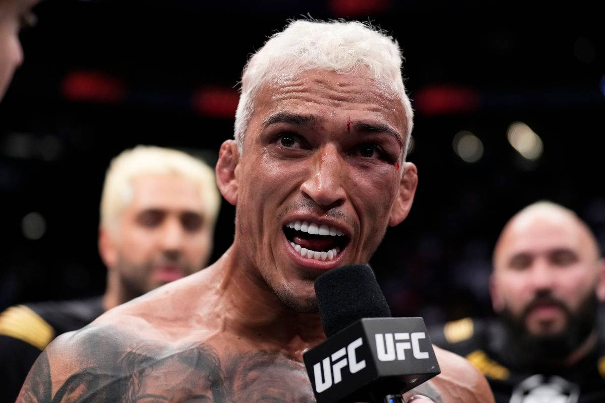 一個血跡斑斑的UFC戰士在比賽後對著麥克風尖叫。