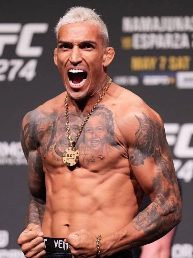 一位有紋身的UFC拳手在稱重時握緊拳頭大喊。