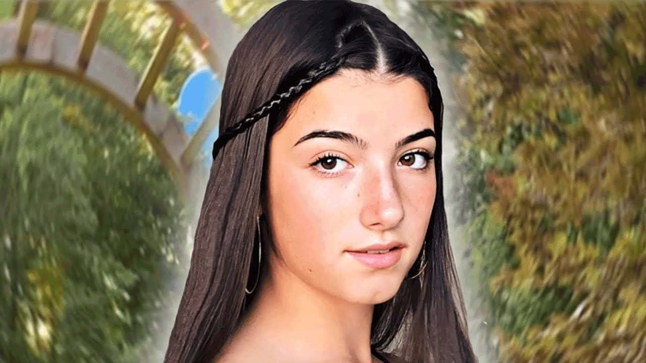 辮子頭髮的年輕女性站在花園拱門下。