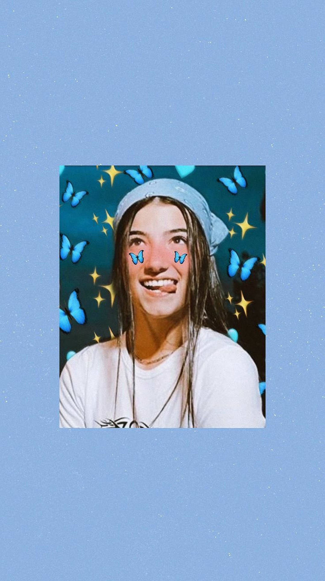 年輕女性微笑，臉頰上貼著蝴蝶貼紙，背景是星空藍色。