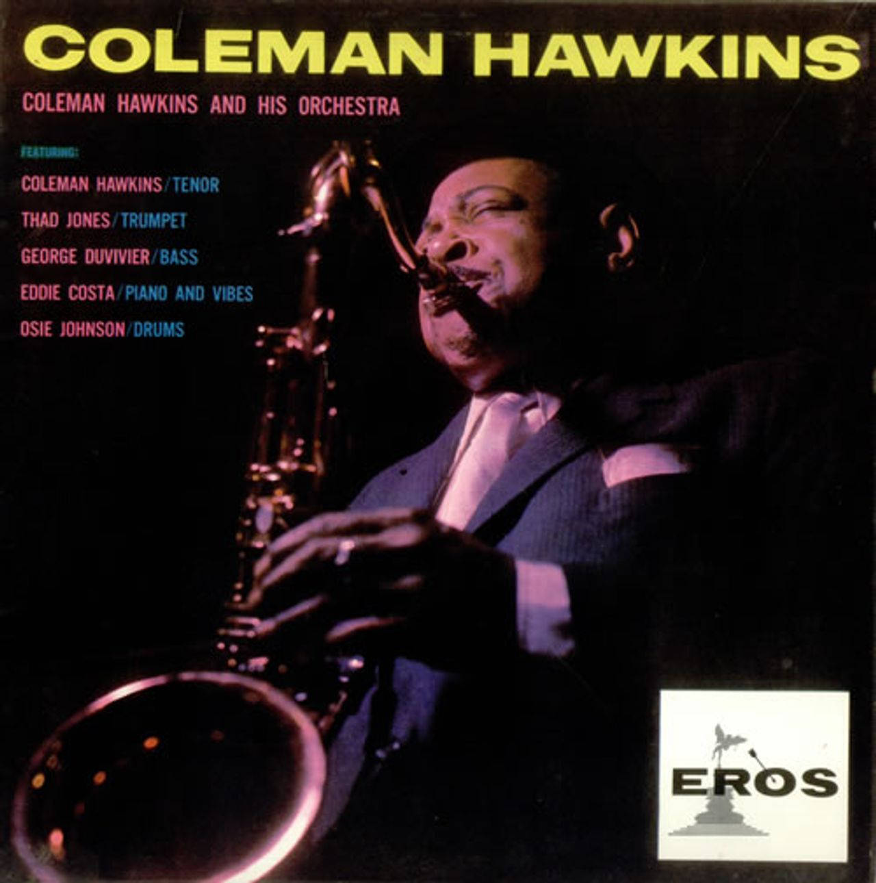 柯爾曼·霍金斯與他的樂隊專輯封面 壁紙 — Coleman Hawkins 在復古爵士專輯封面上，在戲劇性的紫色燈光下熱情地演奏次中音薩克斯風。