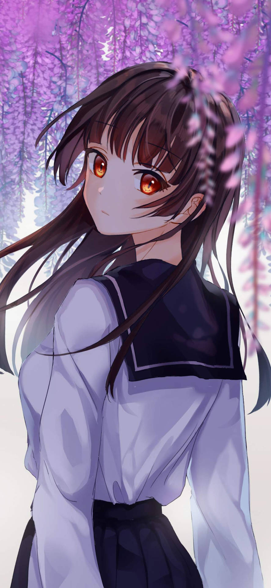 動漫女孩在紫色紫藤花下穿著校服，眼睛橙色