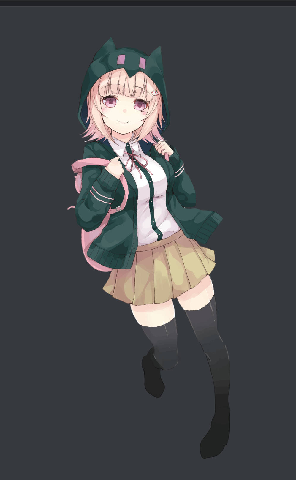 校園女孩Chiaki Nanami 壁紙 — 一個開心的動漫女孩，粉紅色頭髮和貓耳朵，穿著綠色連帽衫和米色裙子，在深灰色背景前微笑。