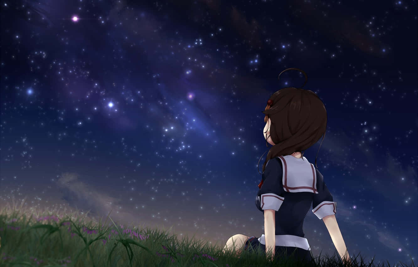 穿著水手服的動漫女孩坐在星空下的草地上