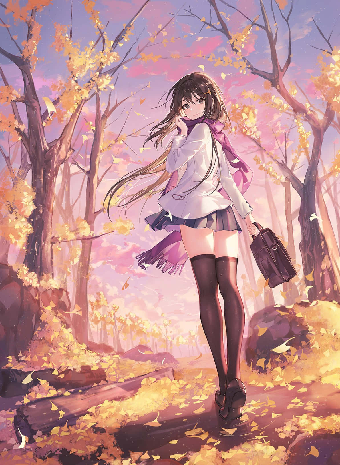 校服少女回眸凝望——秋日動畫插畫 壁紙 — 一個穿著校服的年輕動漫女孩在柔和的粉紅色天空下，走過鋪滿金色秋葉的森林。