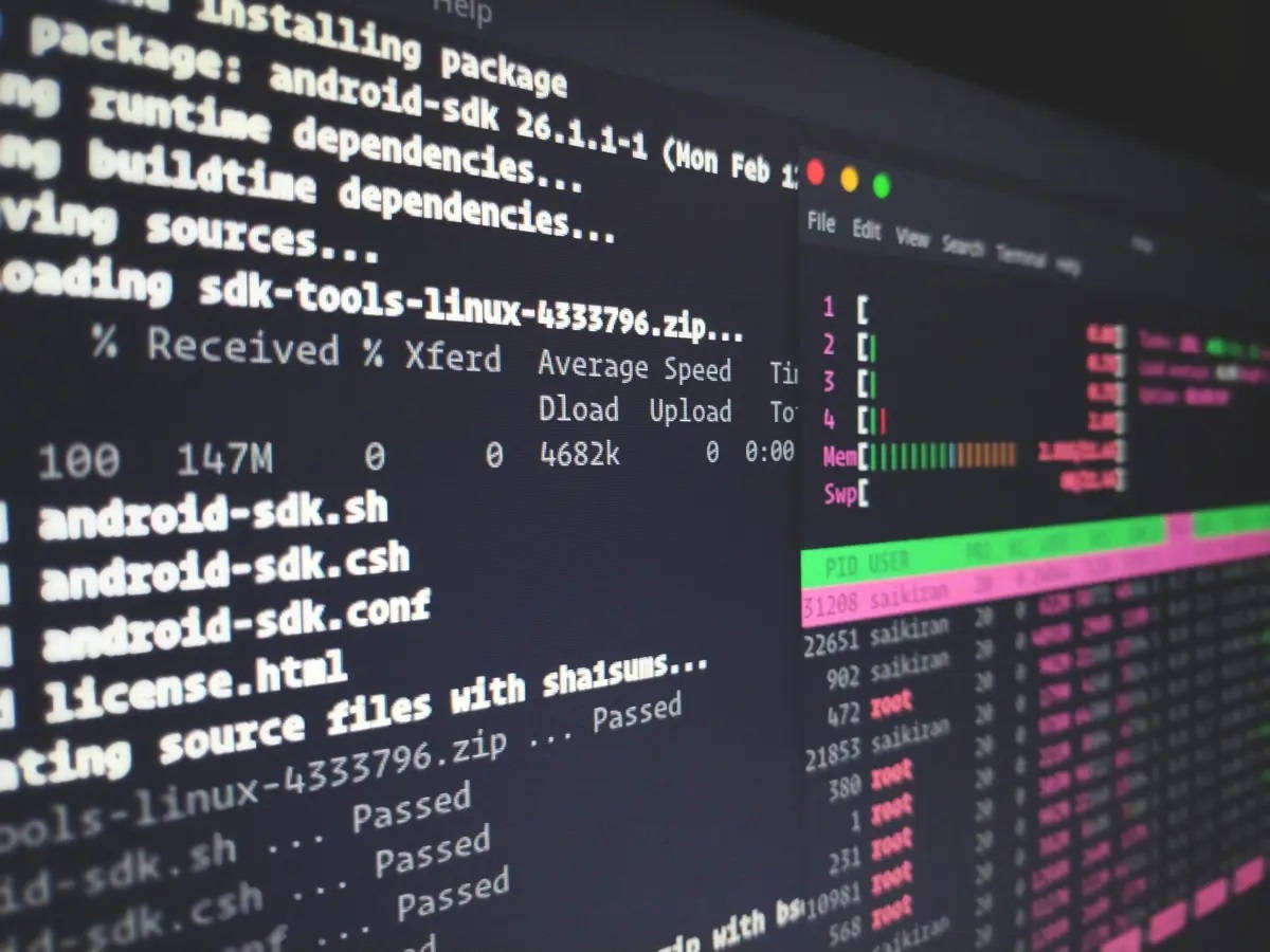 核心Android指令 壁紙 — 電腦終端機近距離顯示 Android SDK 安裝日誌，帶有色彩繽紛的命令列輸出。