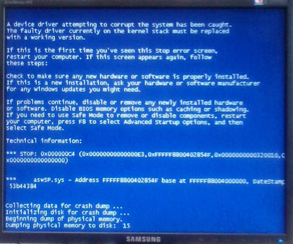 核心藍屏錯誤 壁紙 — Samsung 顯示器上顯示藍色 Windows 系統崩潰畫面，帶有白色文字，詳細說明驅動程式錯誤和復原步驟。