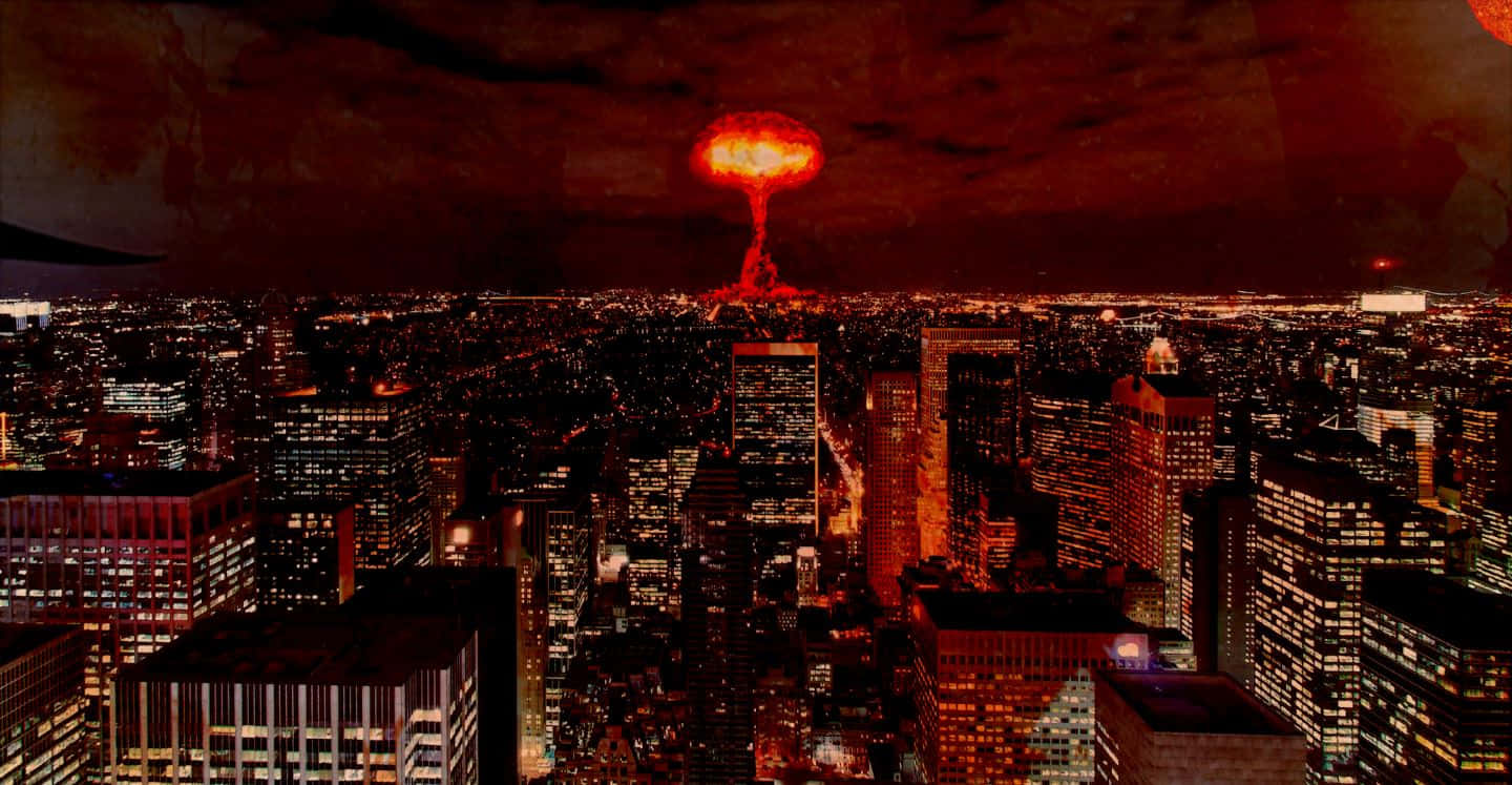 Fallout Nuke 桌布 壁紙 — 核爆在夜間黑暗的城市景觀上空爆發，在摩天大樓上投射出不祥的紅色光芒。