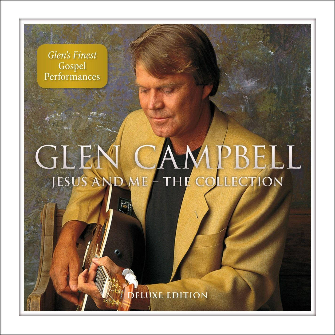 格倫·坎貝爾《Jesus And Me - The Collection》專輯封面 壁紙 — Glen Campbell 身穿棕褐色西裝，在帶有紋理的背景前專注地彈奏原聲結他。