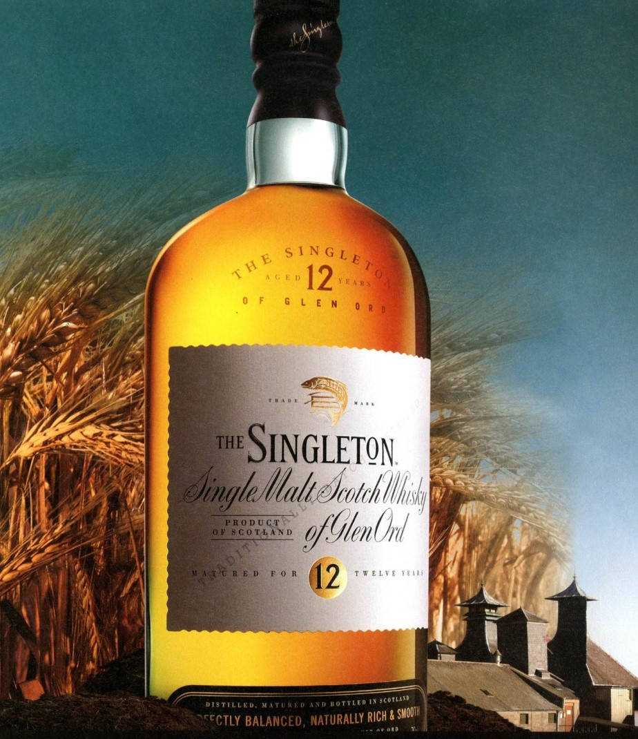 一瓶Singleton 12年威士忌，背景有小麥和蒸餾廠。