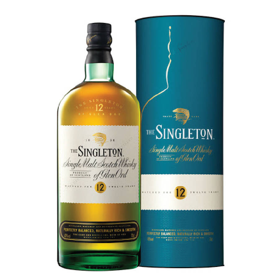 一瓶Singleton 12年威士忌及其藍色圓柱形包裝。