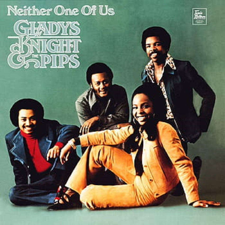 格拉迪斯·奈特與合唱團《Neither One Of US》專輯封面 壁紙 — 四位微笑的1970年代靈魂樂音樂家自信地擺姿勢，背景是純綠色攝影棚和復古專輯字體。