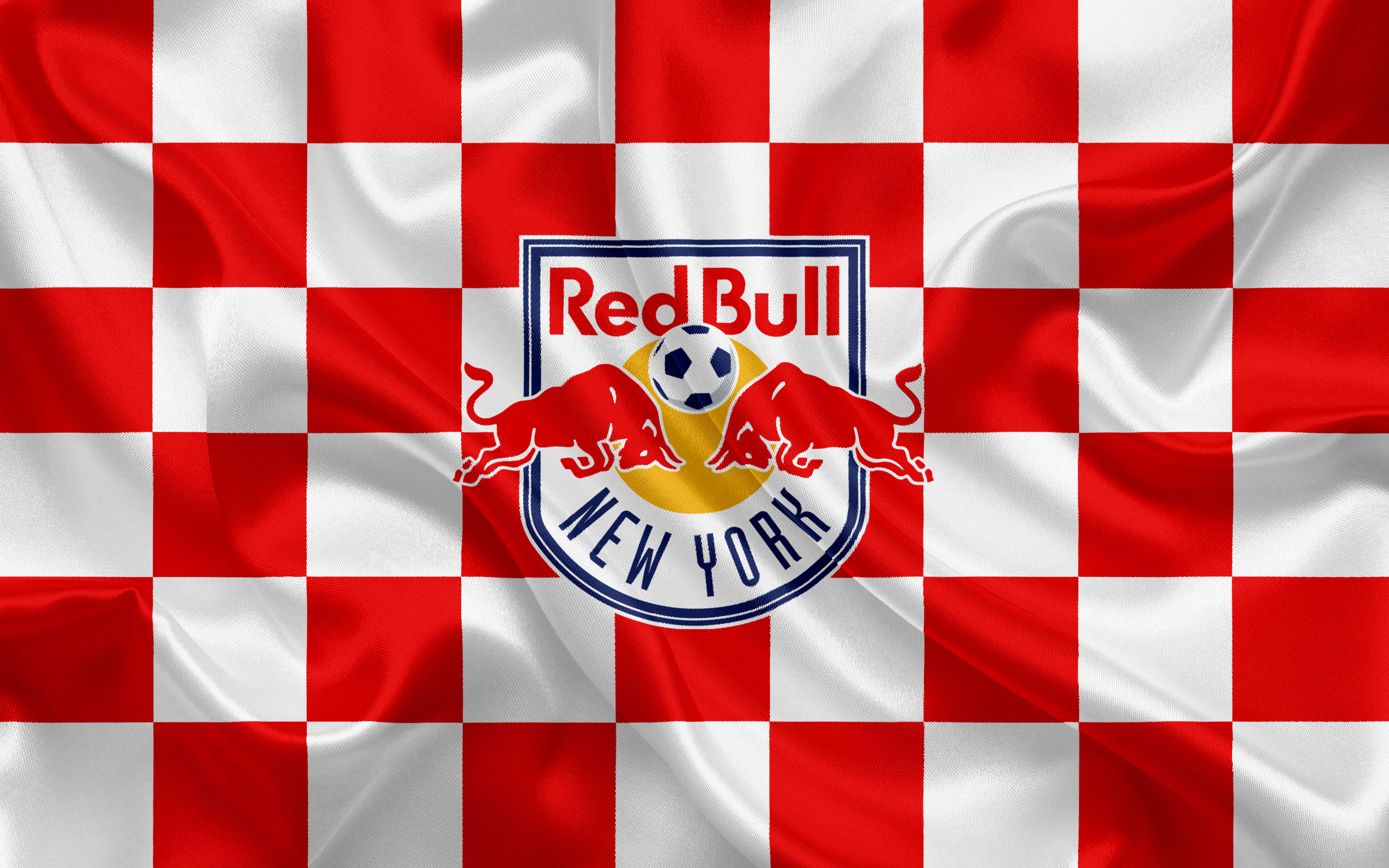 格紋紅牛 壁紙 — 一面飄揚的紅白格子旗，上面有 Red Bull New York 足球隊標誌，兩頭紅牛夾著一個足球。