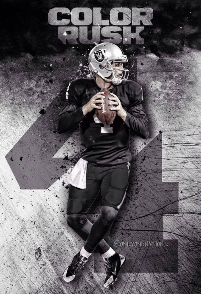 穿著 Raiders 球衣的足球員在紋理背景上手持足球。