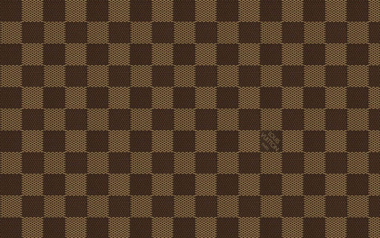 棕色和棕褐色棋盤格圖案布料，帶有編織紋理和品牌標誌。