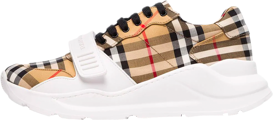 格紋運動鞋 壁紙 — 現代運動鞋，採用經典 Burberry 格紋布料，搭配大膽的白色厚底，黑色背景。