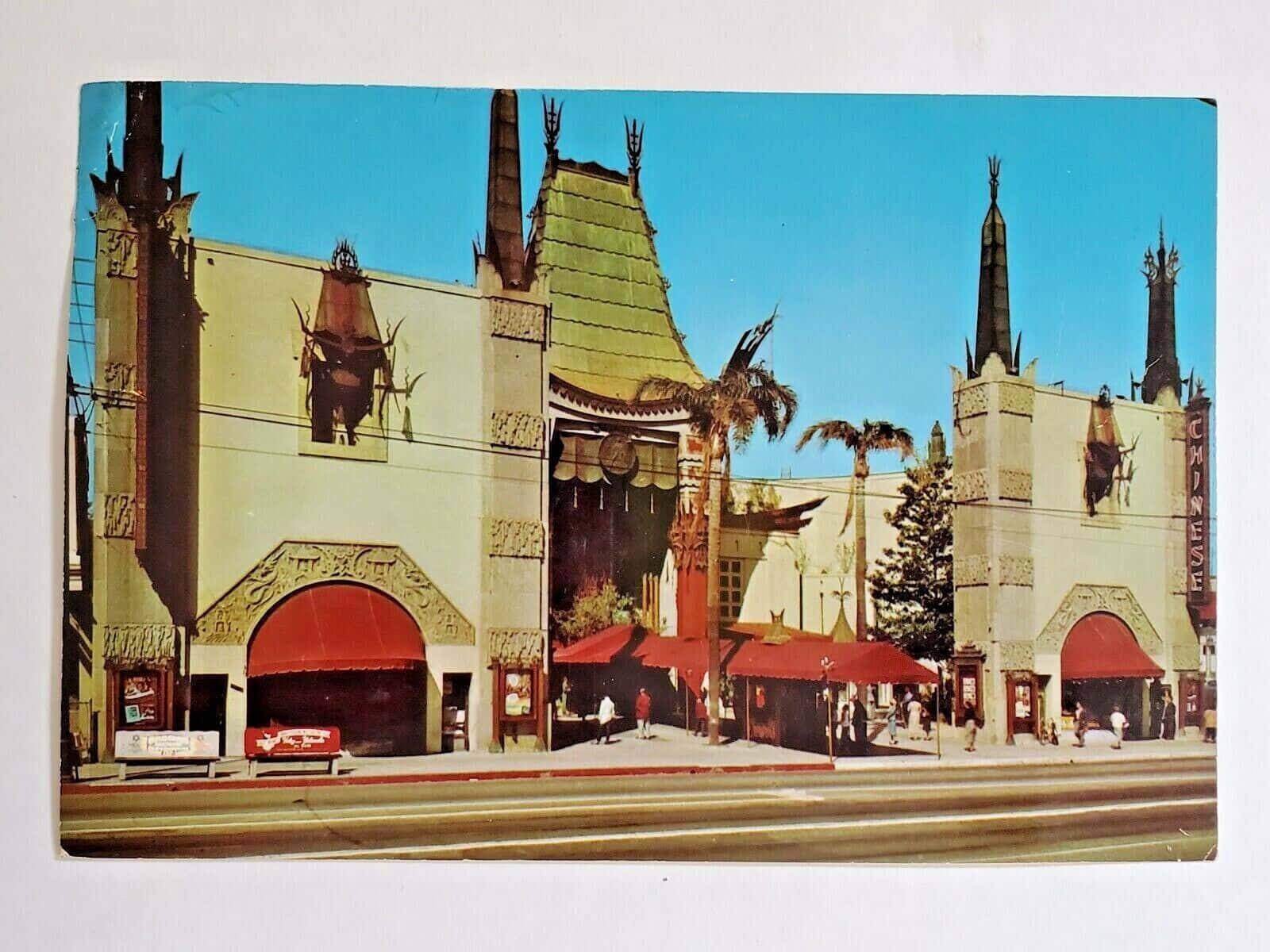 藍天下帶紅色遮篷和棕櫚樹的Grauman's Chinese Theatre。