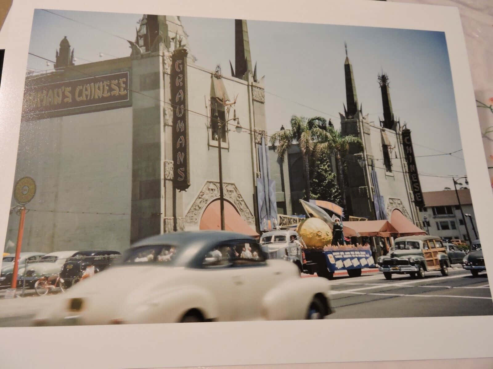 復古荷里活街道，Grauman's Chinese Theatre 與經典汽車行駛中。
