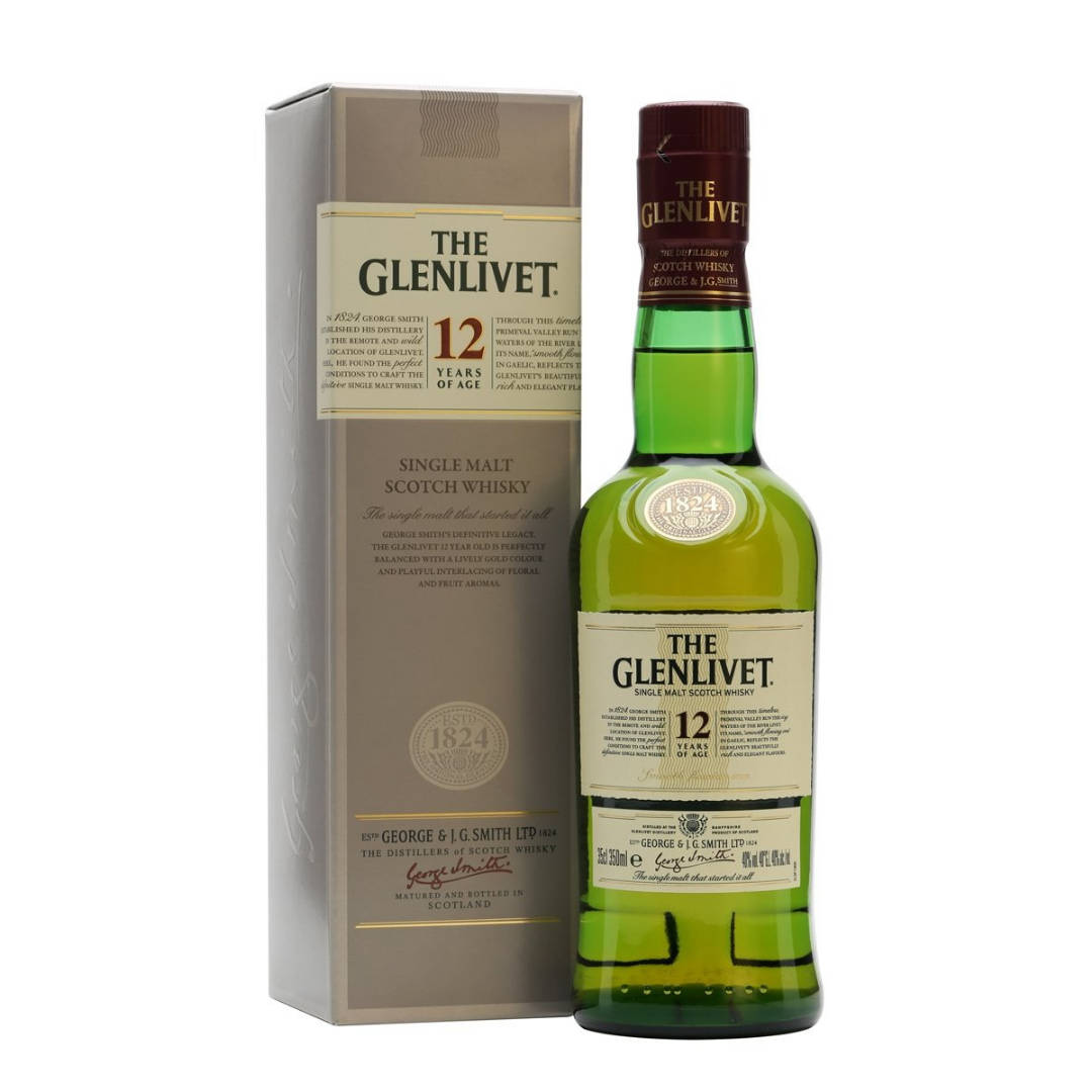 一瓶 Glenlivet 12 年威士忌及其盒子，白色背景。