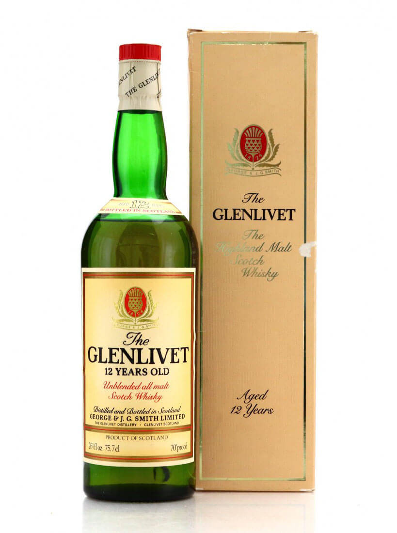 綠色瓶裝Glenlivet 12年威士忌，米色盒子，白色背景。