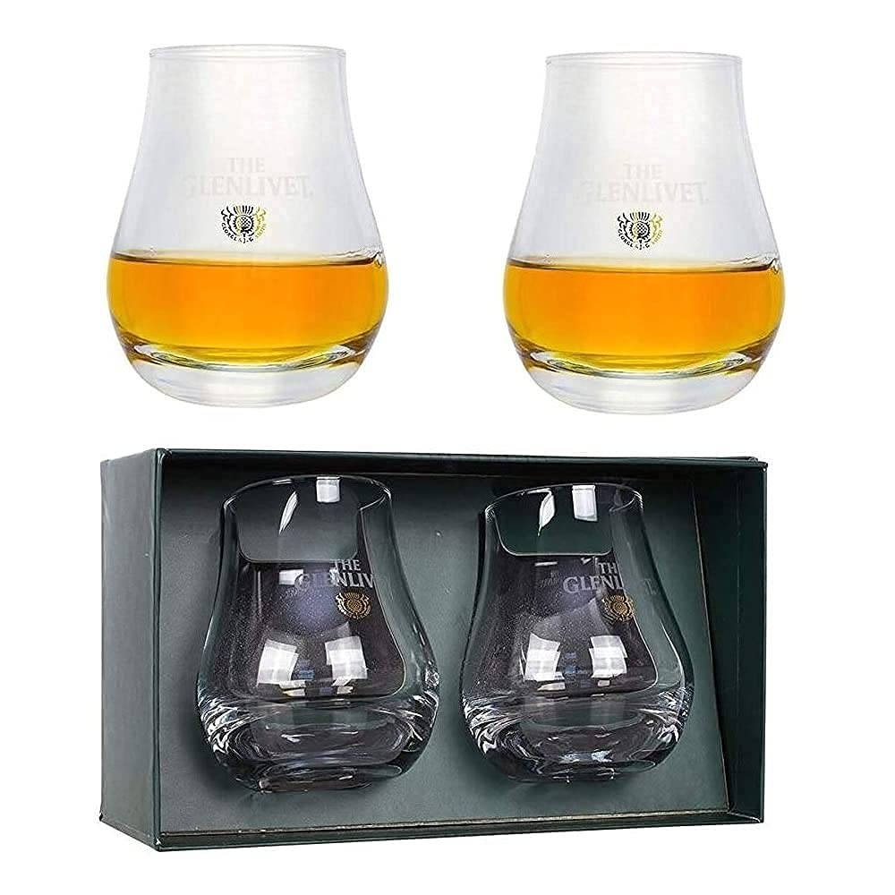 兩個裝有琥珀色液體的Glenlivet威士忌品酒杯在禮盒上方。