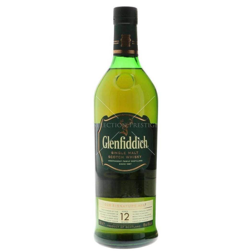 白色背景上的綠色 Glenfiddich 12 年單一麥芽蘇格蘭威士忌酒瓶。