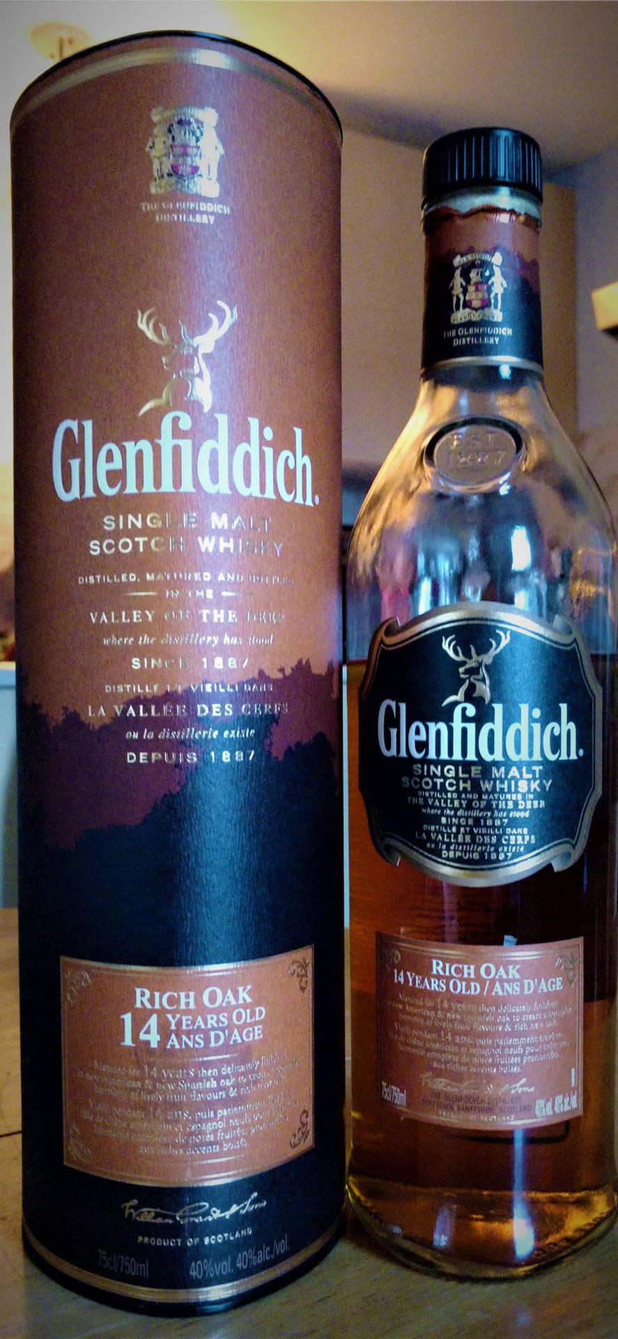 Glenfiddich 14 年威士忌酒瓶和帶鹿標誌的盒子