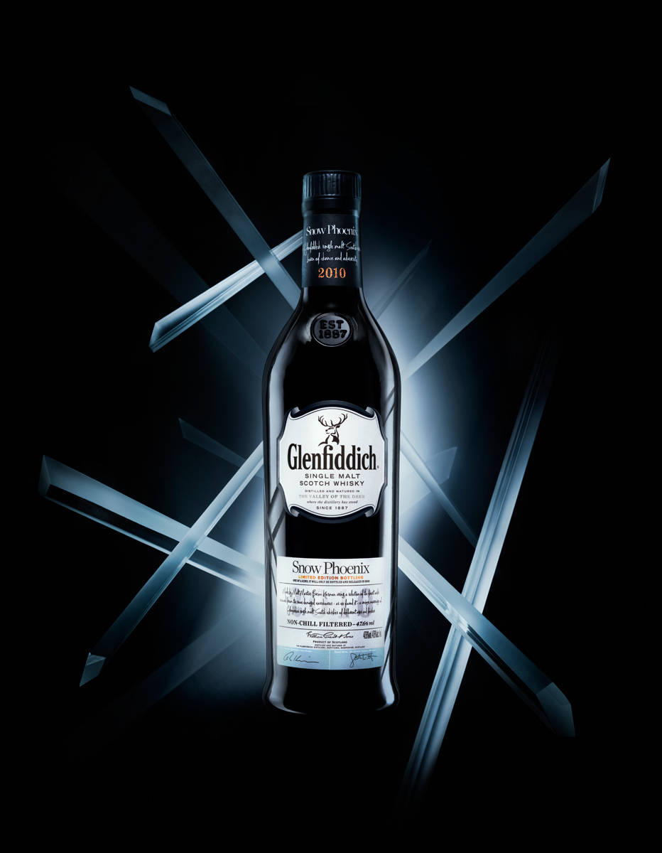 Glenfiddich Snow Phoenix 威士忌酒瓶在黑色背景上帶有藍色光線