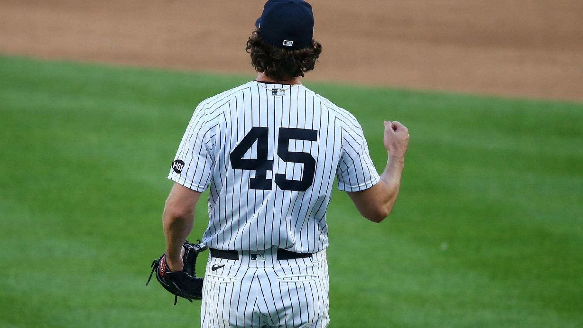 棒球選手45號在球場上高舉拳頭慶祝。