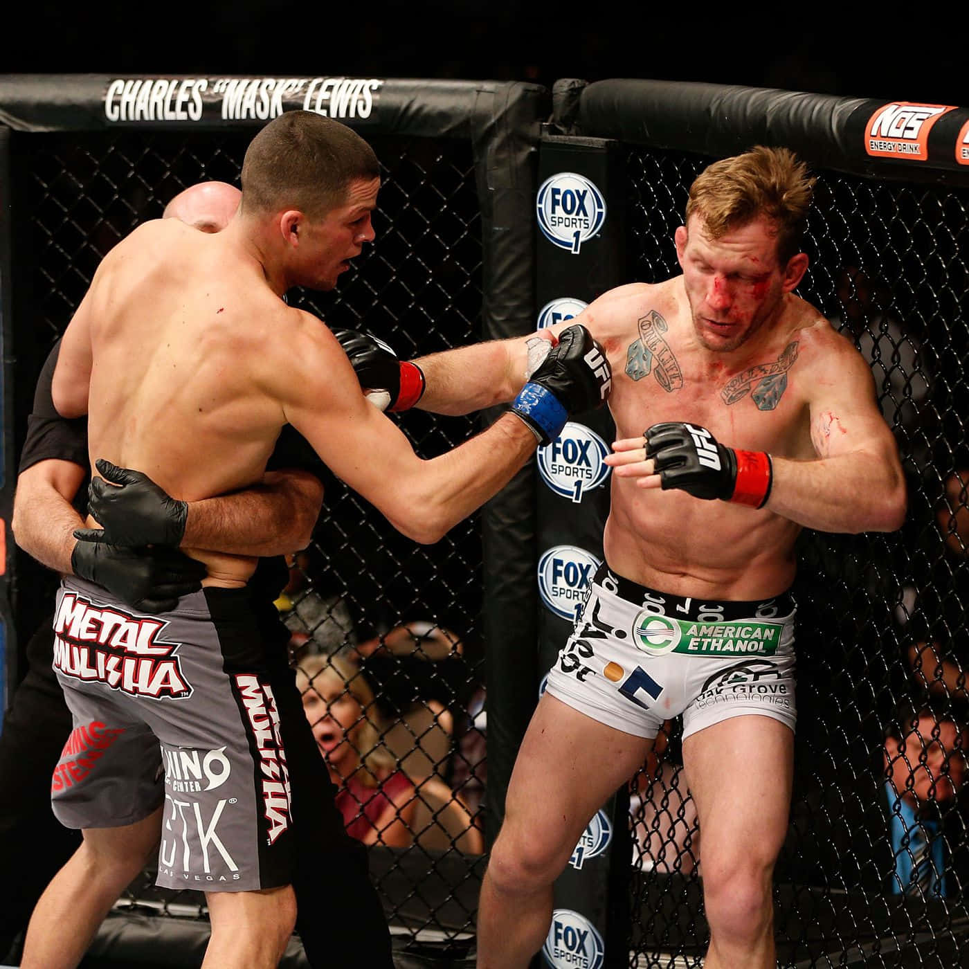 格雷·梅納德UFC戰鬥之夜20 壁紙 — 兩名拳手在籠內進行激烈的MMA比賽，臉上帶血，紋身清晰可見。
