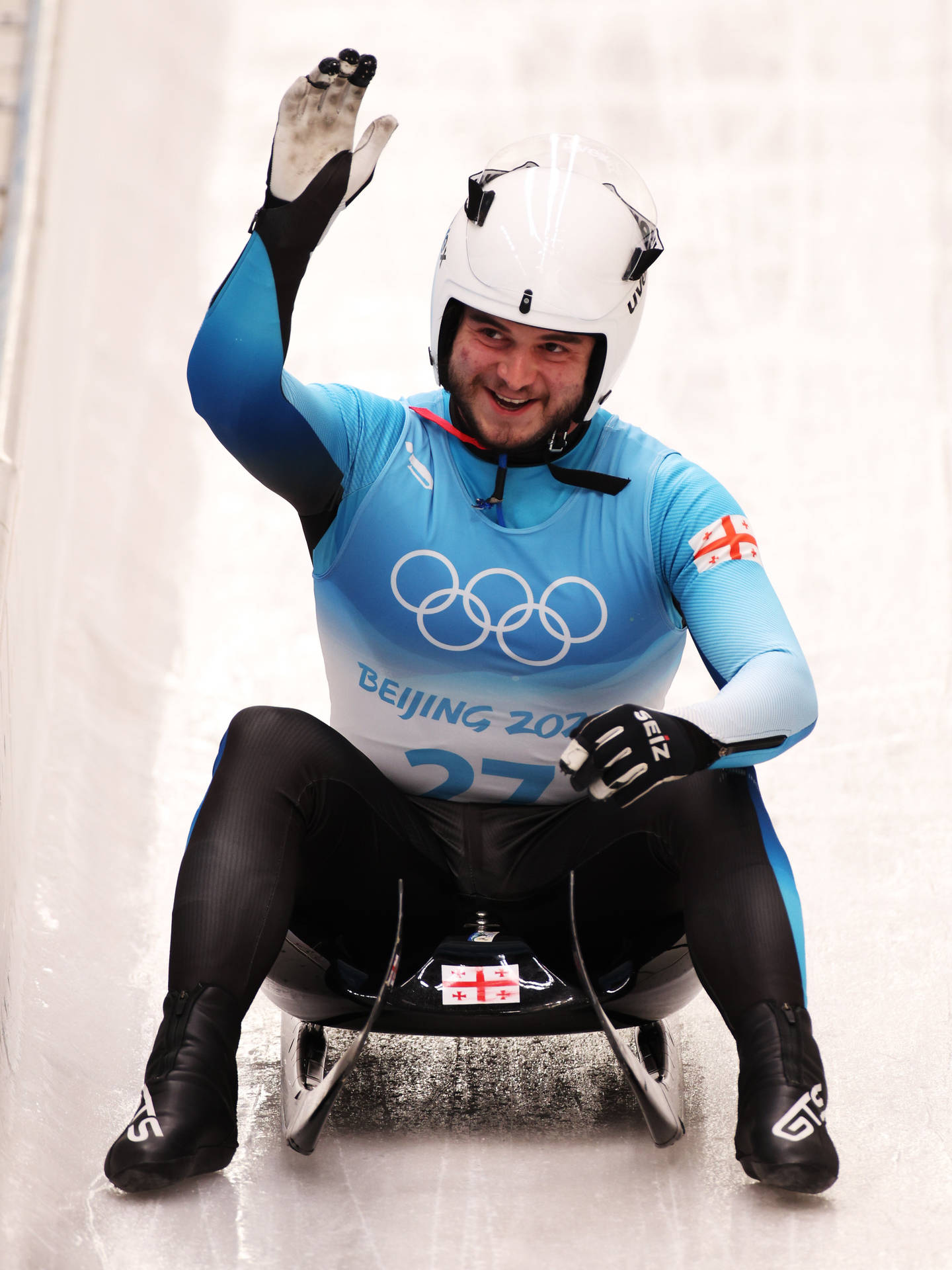 格魯吉亞雪車選手在北京2022年冬奧會期間從冰道揮手。