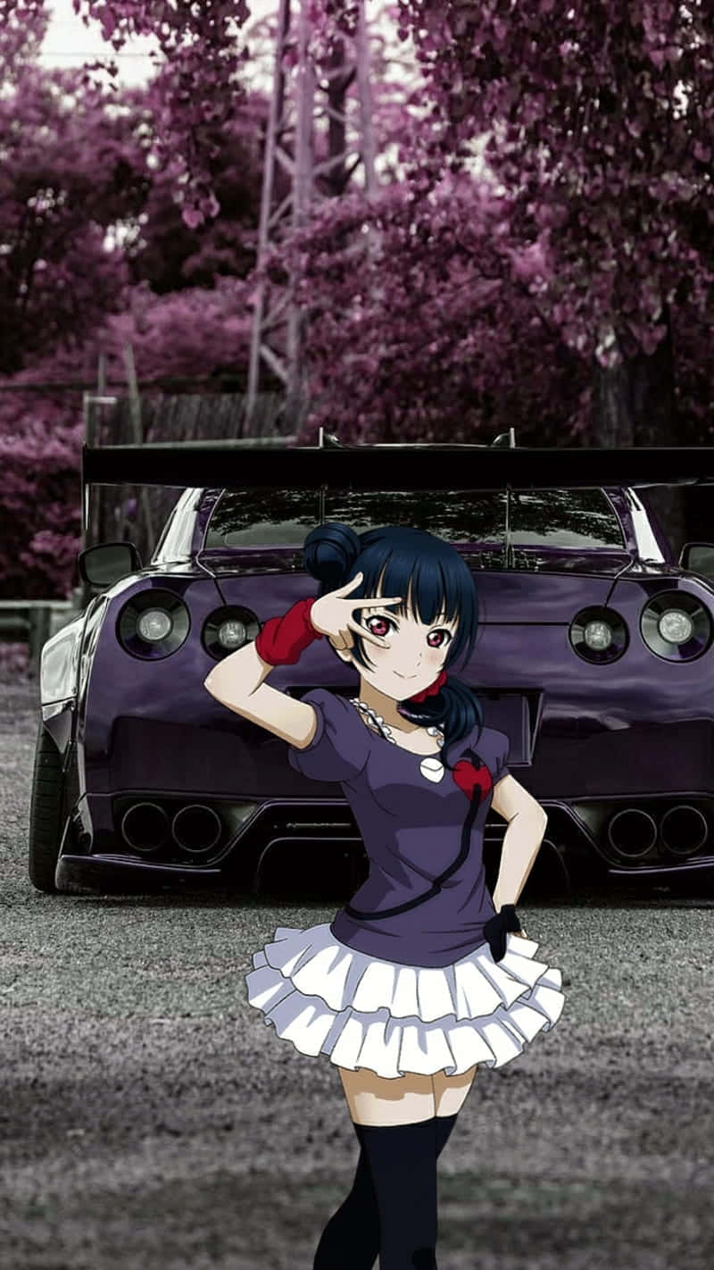 穿著紫色服裝的動漫女孩在紫色櫻花下在黑色跑車旁擺姿勢。