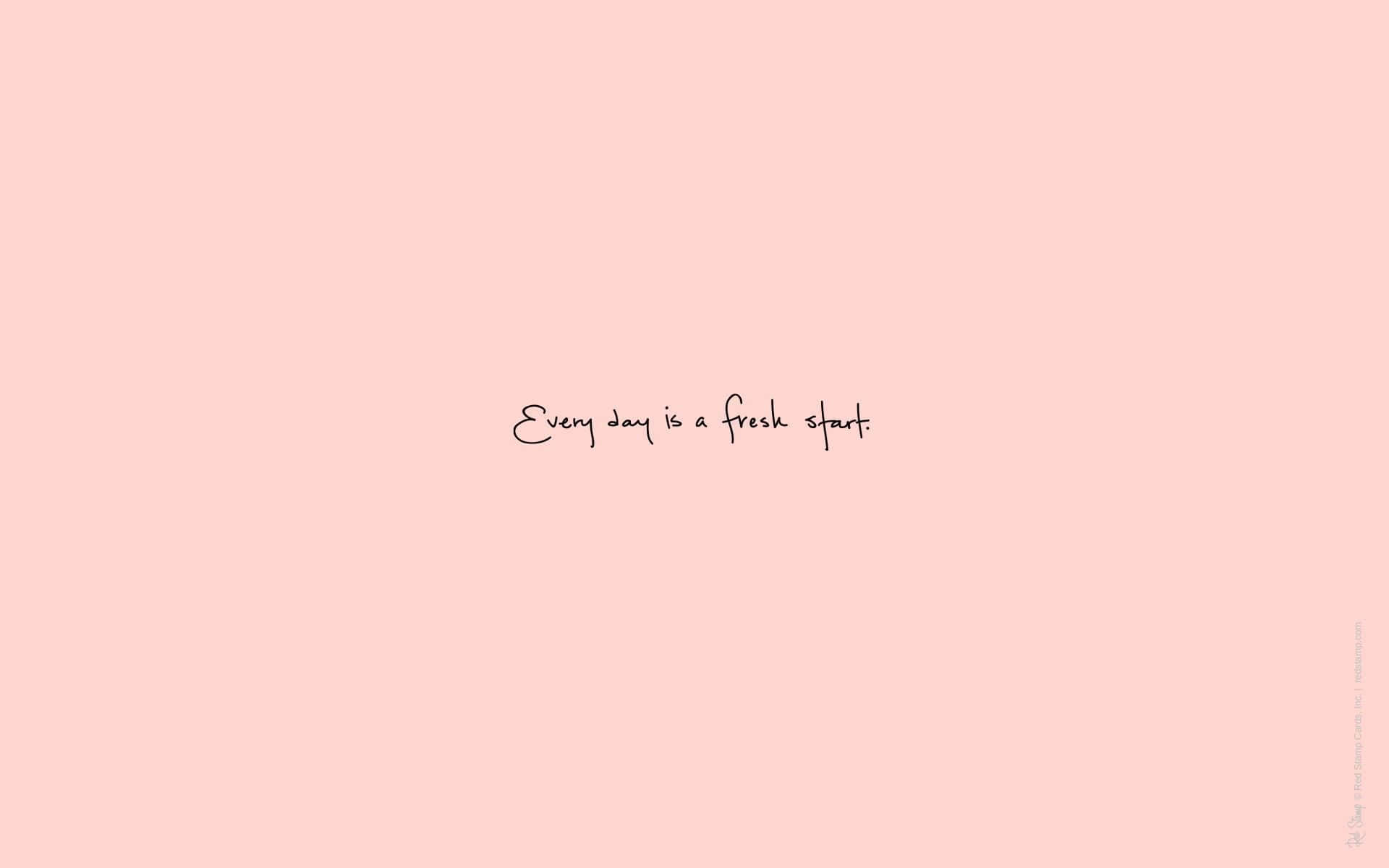 在柔和的粉色背景上手寫的引文「Every day is a fresh start」。