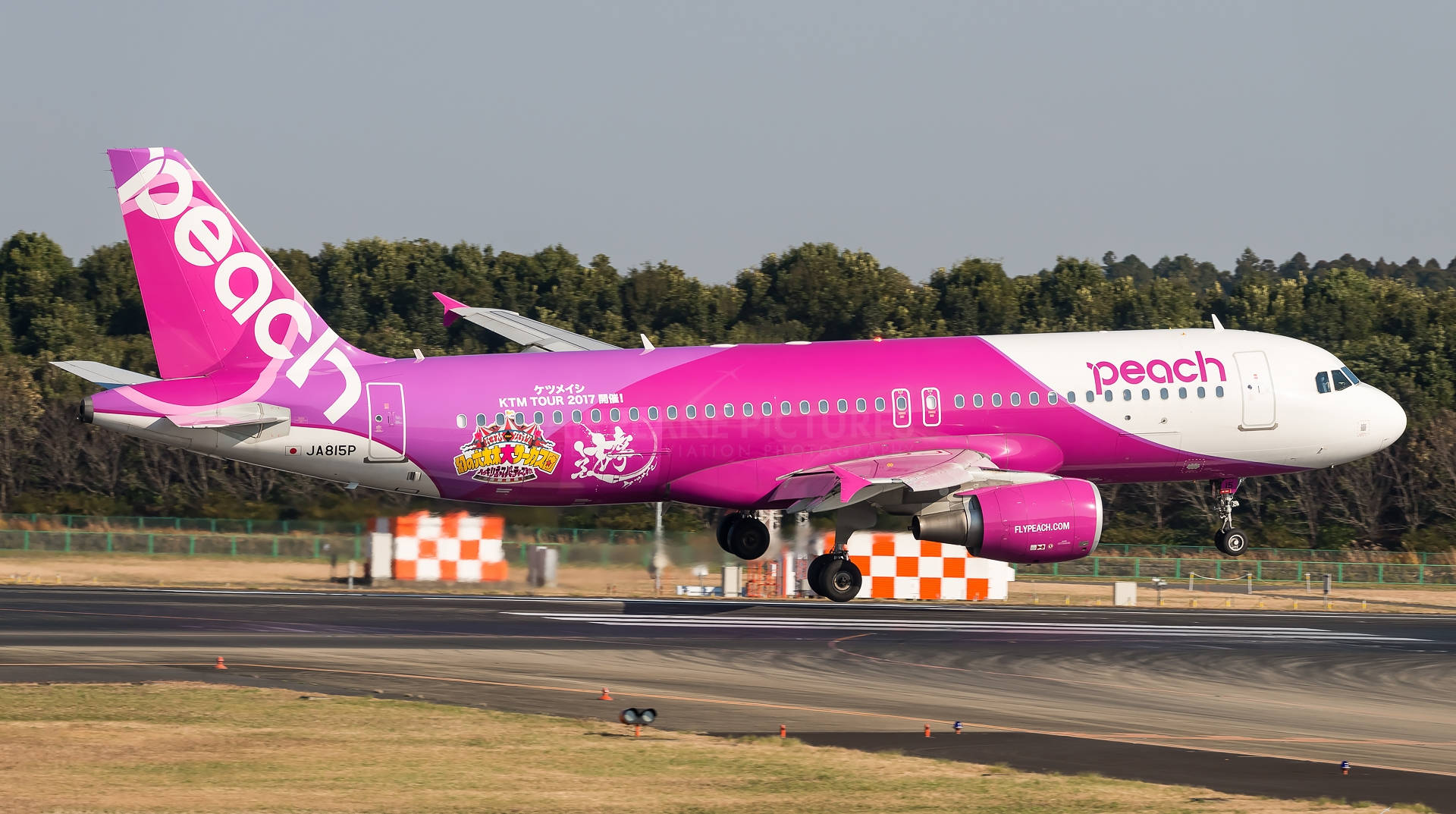 粉紅色Peach Airlines飛機帶有KTM Tour 2017塗裝在跑道上滑行。