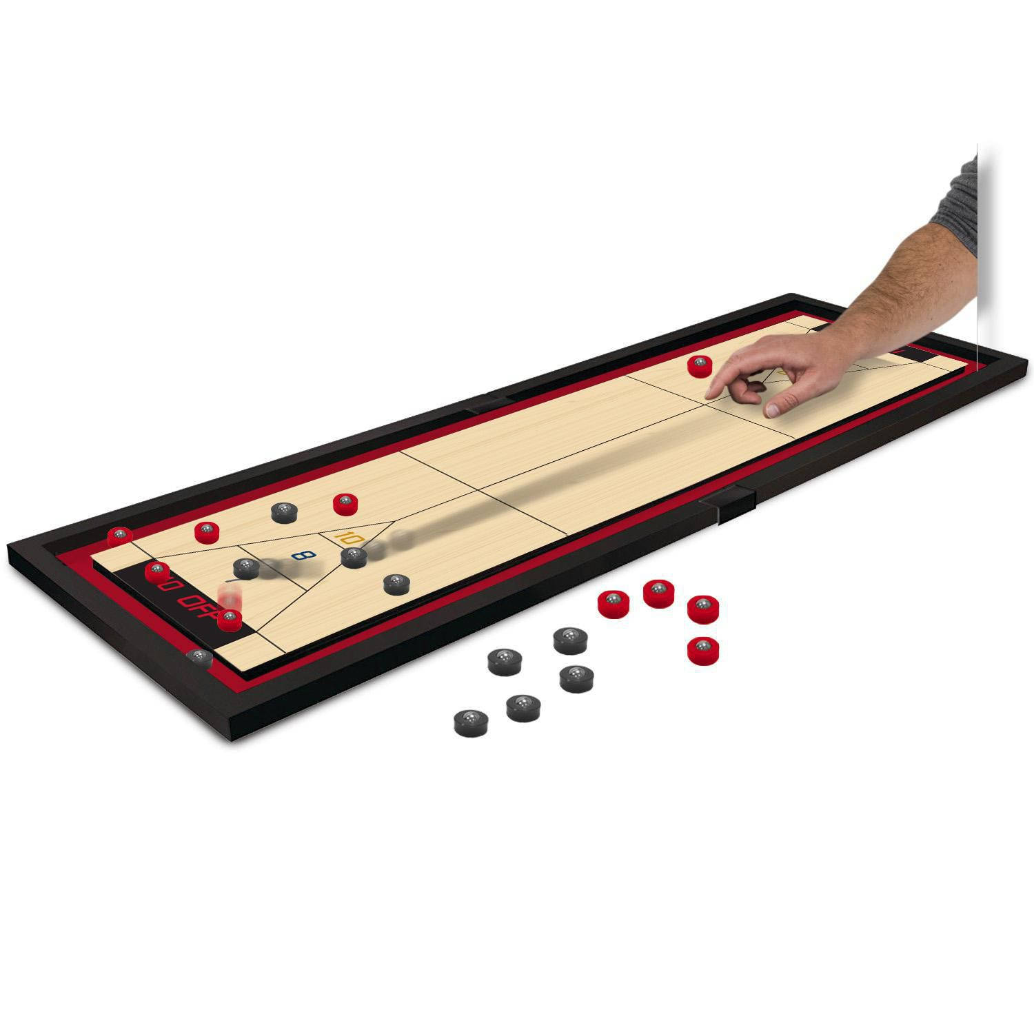 桌上 Shuffleboard 遊戲的生動插畫 壁紙 — 一隻手將紅色沙狐球碟沿著帶有黑色和紅色邊框的木製球道滑動，附近散落著其他碟片。