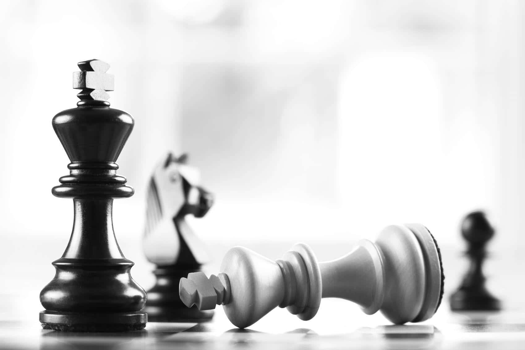 桌上棋盤棋子配黑色背景 壁紙