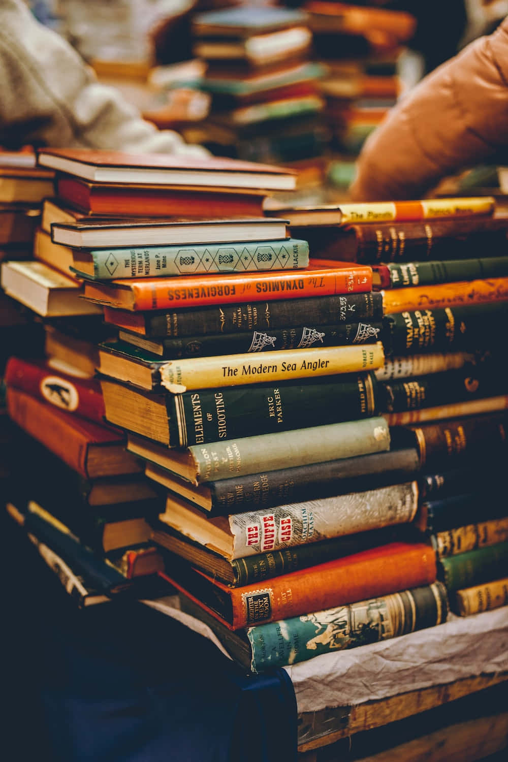 桌上的一堆書 壁紙