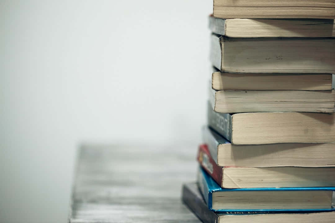 桌上的一疊書 壁紙