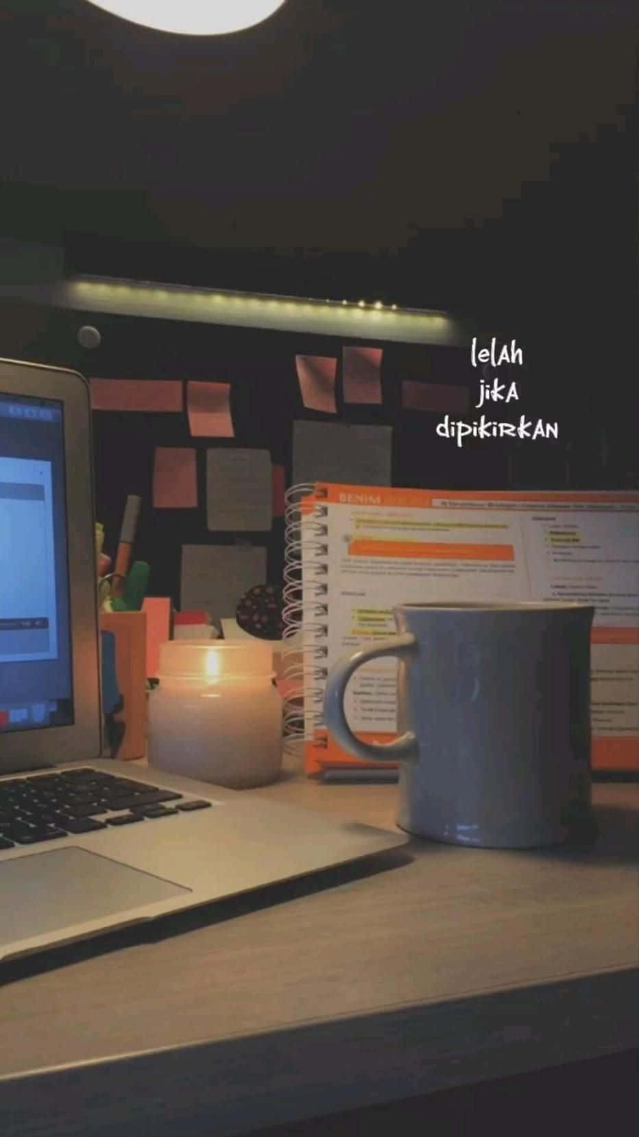 桌上的一部手提電腦 壁紙