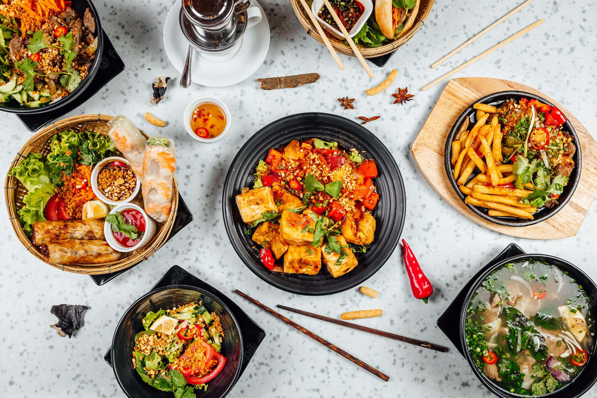 色彩繽紛嘅亞洲街頭小食，有豆腐、春卷、麵條同辣椒裝飾。