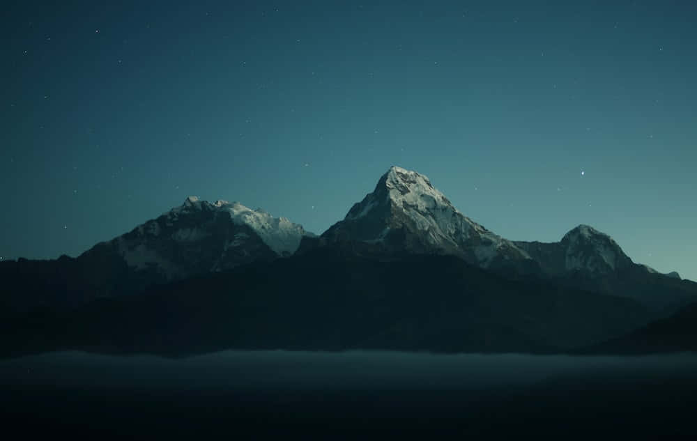 星空下霧海上的積雪山脈