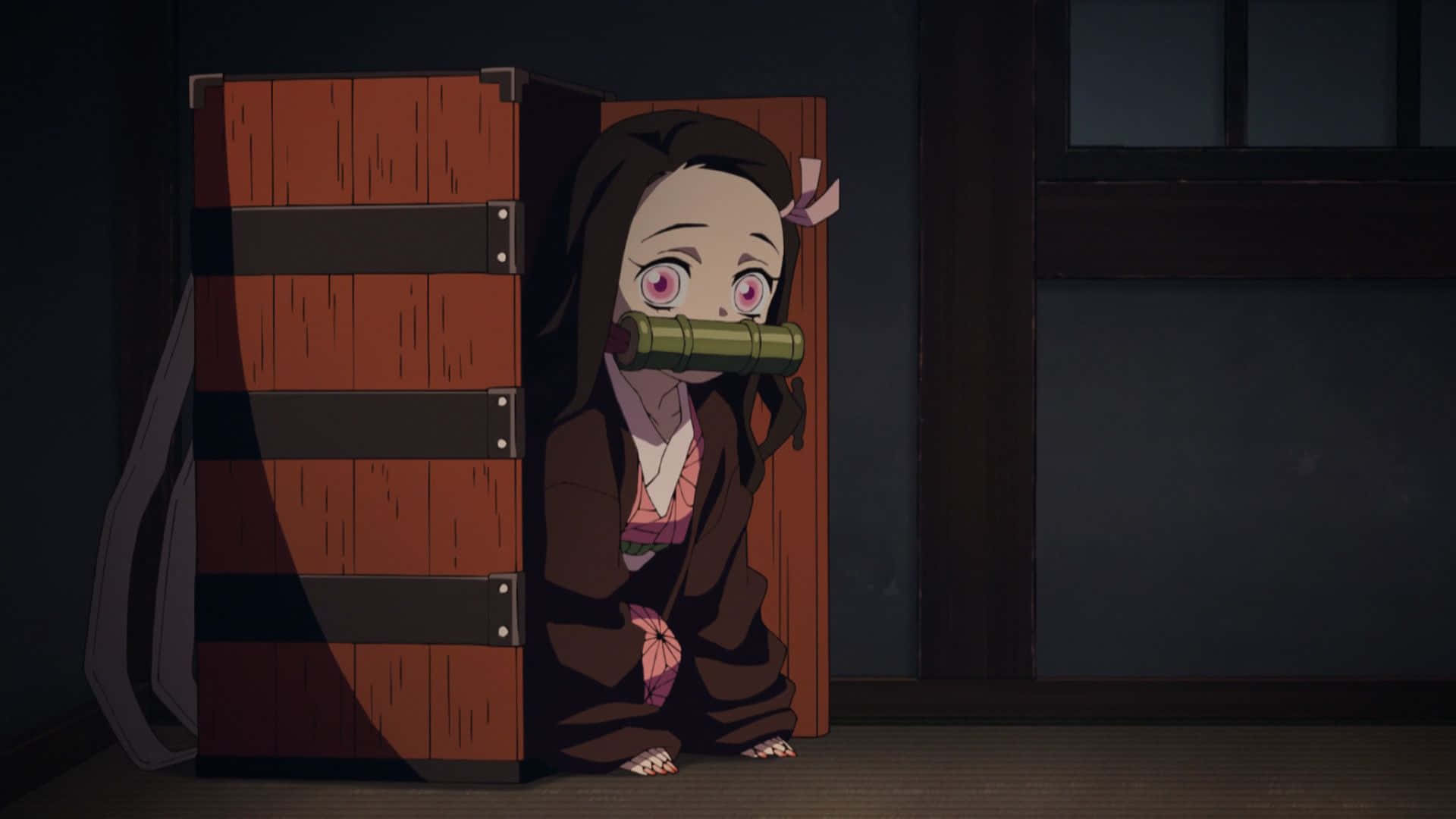 粉紅眼睛的動漫女孩躲在黑暗房間的木箱後面