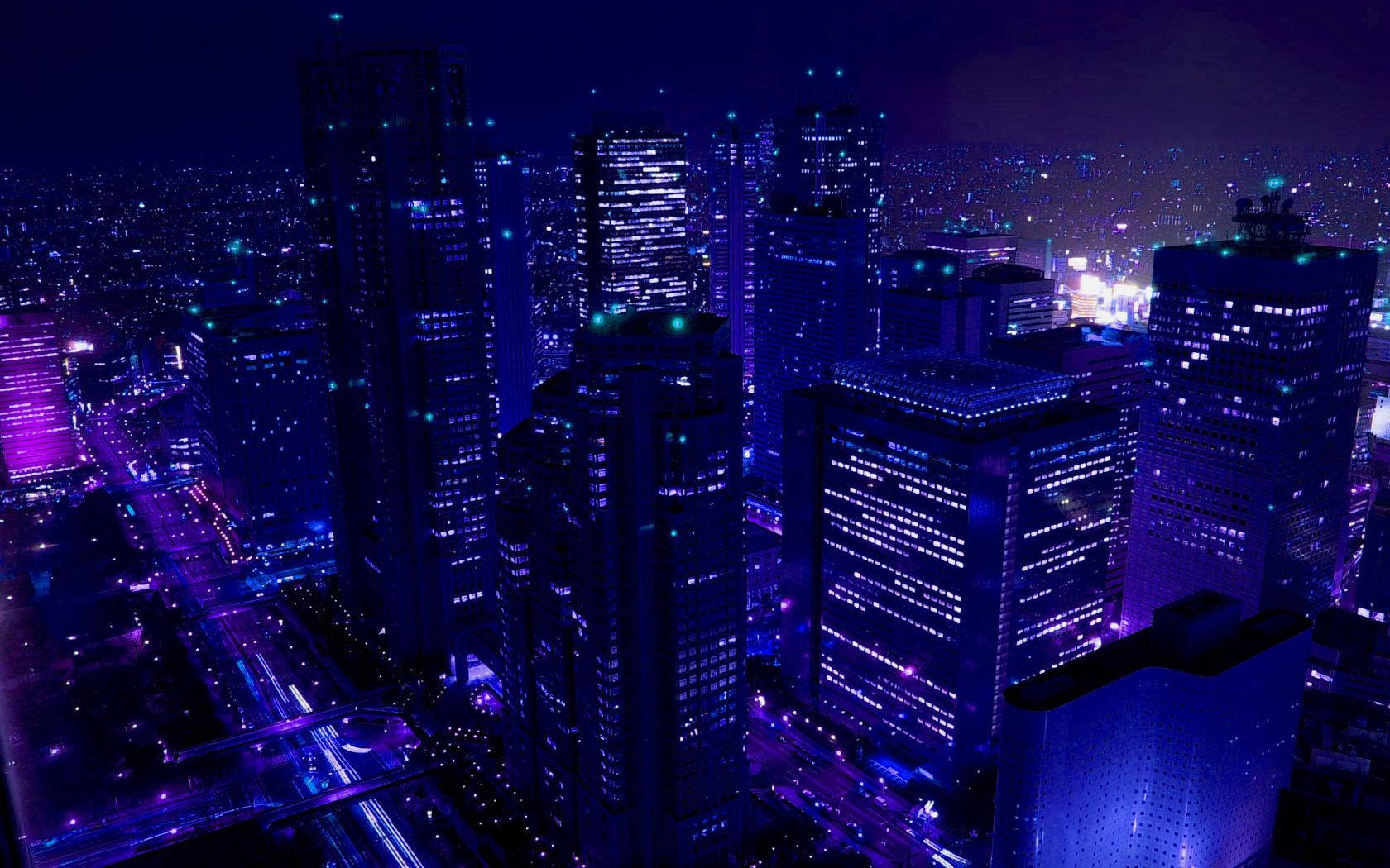 桌面美學：紫色城市夜景 壁紙 — 未來城市夜晚的鳥瞰圖，沐浴在摩天大樓和發光街道的電藍色和紫色霓虹燈中。